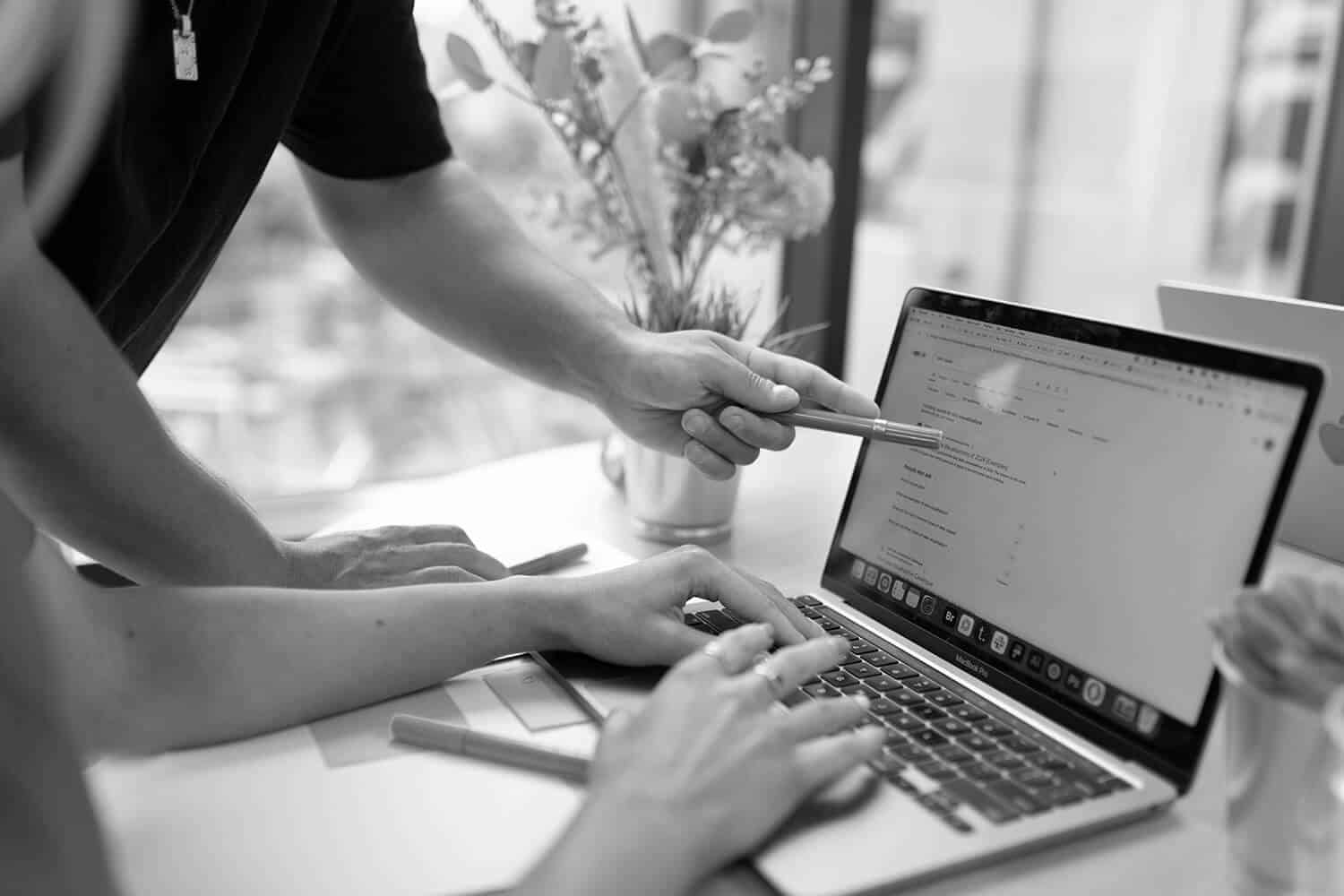 Karlos pointing out a link on the Google SERP to Georgia